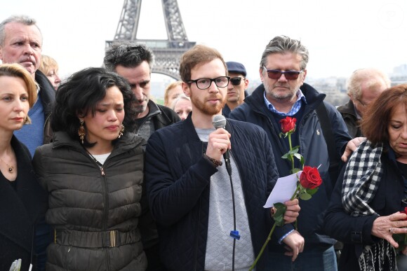 Les familles et les proches des victimes de l'accident d'hélicoptère, survenu il y a deux ans en mars 2015, lors du tournage en Argentine du jeu d'aventure "Dropped", se sont réunis pour rendre hommage aux disparus et réclamer justice sur l'Esplanade du Trocadéro à Paris, France, le 11 mars 2017. Deux hélicoptères s'étaient heurtés peu après leur décollage de Villa Castelli, dans le nord-ouest de l'Argentine. Dix personnes avaient péri, dont les sportifs Florence Arthaud, Camille Muffat et Alexis Vastine. Les familles de victimes attendent toujours que des responsabilités soient établies. © Lionel Urman/Bestim