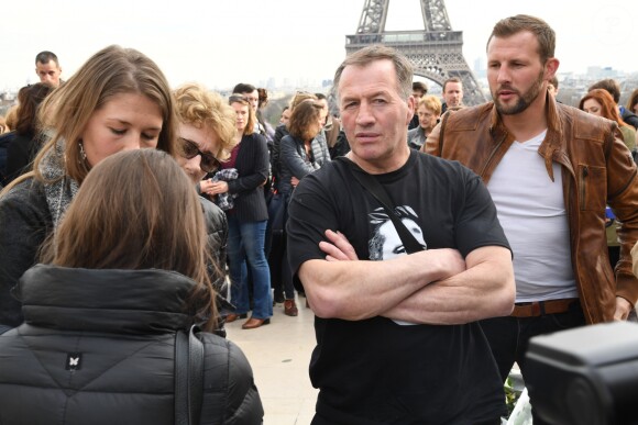 Adriani Vastine et Alain Vastine - Les familles et les proches des victimes de l'accident d'hélicoptère, survenu il y a deux ans en mars 2015, lors du tournage en Argentine du jeu d'aventure "Dropped", se sont réunis pour rendre hommage aux disparus et réclamer justice sur l'Esplanade du Trocadéro à Paris, France, le 11 mars 2017. Deux hélicoptères s'étaient heurtés peu après leur décollage de Villa Castelli, dans le nord-ouest de l'Argentine. Dix personnes avaient péri, dont les sportifs Florence Arthaud, Camille Muffat et Alexis Vastine. Les familles de victimes attendent toujours que des responsabilités soient établies. © Lionel Urman/Bestimage