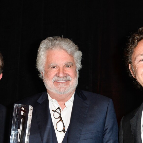 Frédéric Saldmann, Roland Magdane et Stéphane Bern - Dîner de gala de la première édition des prix "les Stéthos d'Or" en faveur de la Fondation pour la recherche en physiologie dont le docteur Frédéric Saldmann est le directeur scientifique à l'hôtel George V à Paris le 13 mars 2017. © Coadic Guirec/Bestimage