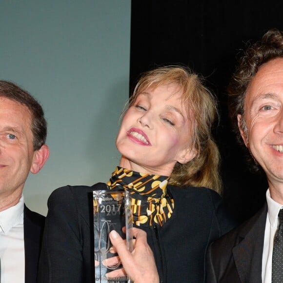 Frédéric Saldmann, Arielle Dombasle et Stéphane Bern - Dîner de gala de la première édition des prix "les Stéthos d'Or" en faveur de la Fondation pour la recherche en physiologie dont le docteur Frédéric Saldmann est le directeur scientifique à l'hôtel George V à Paris le 13 mars 2017. © Coadic Guirec/Bestimage