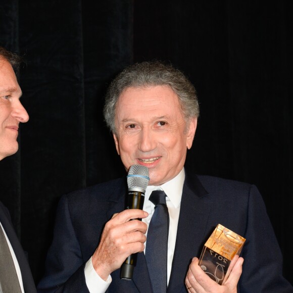 Frédéric Saldmann et Michel Drucker - Dîner de gala de la première édition des prix "les Stéthos d'Or" en faveur de la Fondation pour la recherche en physiologie dont le docteur Frédéric Saldmann est le directeur scientifique à l'hôtel George V à Paris le 13 mars 2017. © Coadic Guirec/Bestimage