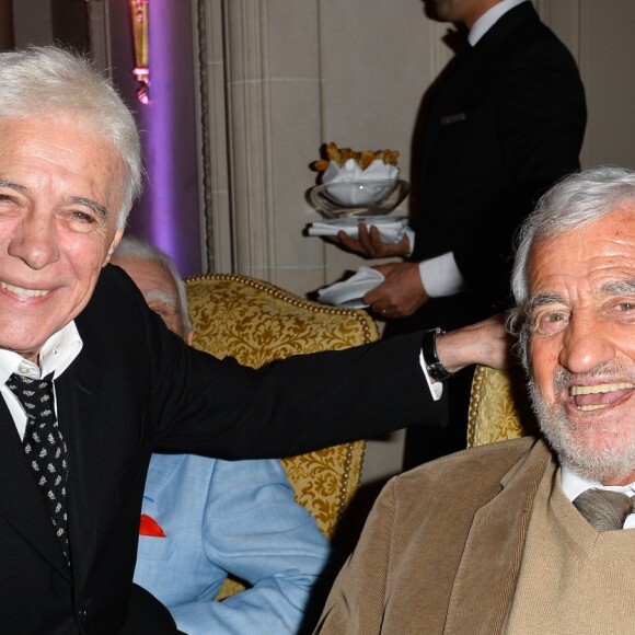 Guy Bedos et Jean-Paul Belmondo - Dîner de gala de la première édition des prix "les Stéthos d'Or" en faveur de la Fondation pour la recherche en physiologie dont le docteur Frédéric Saldmann est le directeur scientifique à l'hôtel George V à Paris le 13 mars 2017. © Coadic Guirec/Bestimage