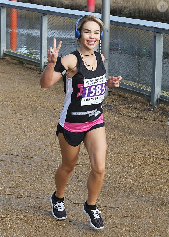 Katie Piper participe à une course à pied en faveur de sa fondation au parc olympique Reine Elisabeth à Londres le 4 mars 2017.
