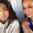 Mel B dans l'avion avec sa fille aînée  Phoenix pour rejoindre l'Angleterre. Photo postée sur Instagram en mars 2017. 