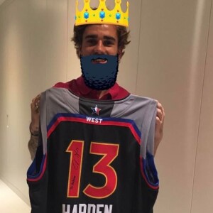 Antoine Griezmann a reçu un maillot dédicacé de James Harden, joueur de NBA et ex de Khloé Kardashian. Photo publiée sur Instagram le 14 mars 2017.