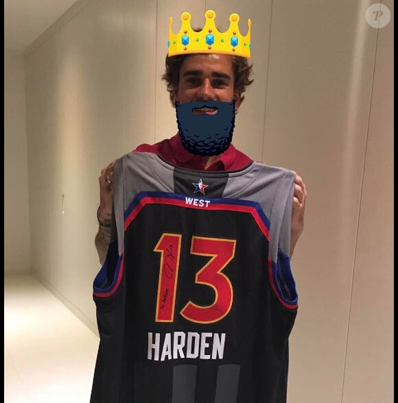 Antoine Griezmann a reçu un maillot dédicacé de James Harden, joueur de NBA et ex de Khloé Kardashian. Photo publiée sur Instagram le 14 mars 2017.