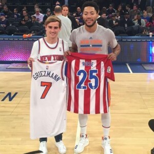 Antoine Griezmann lors de sa rencontre avec Derrick Rose au Madison Square Garden de New York en décembre 2016.