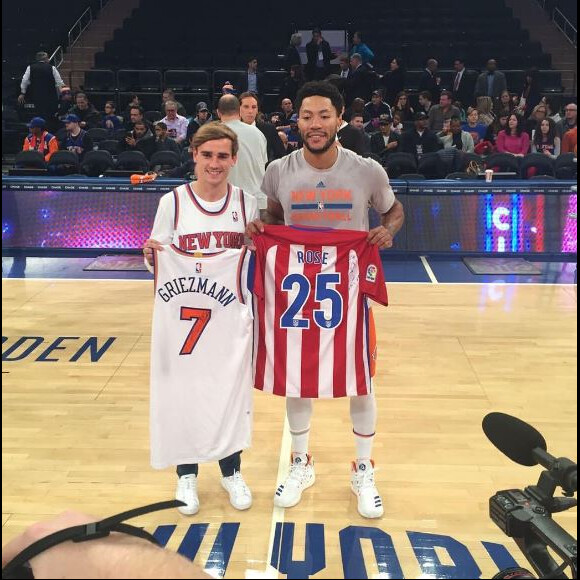 Antoine Griezmann lors de sa rencontre avec Derrick Rose au Madison Square Garden de New York en décembre 2016.
