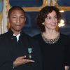 Pharrell Williams reçoit les insignes d'Officier de l'ordre des Arts et des Lettres par la ministre de la Culture de la Communication, Audrey Azoulay. Paris le 6 mars 2017. © Cyril Moreau / Bestimage