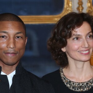 Pharrell Williams reçoit les insignes d'Officier de l'ordre des Arts et des Lettres par la ministre de la Culture de la Communication, Audrey Azoulay. Paris le 6 mars 2017. © Cyril Moreau / Bestimage