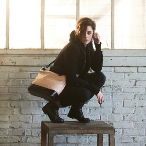 Kristen Stewart pose pour la nouvelle campagne du sac "Gabrielle" de Chanel.