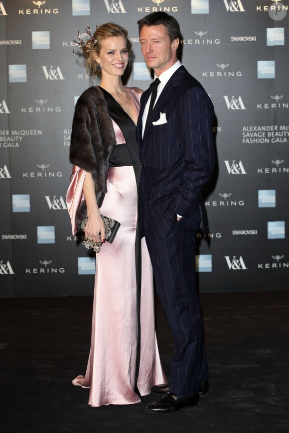 Eva Herzigova et son mari Gregorio Marsiaj - Vernissage de l'exposition "Alexander McQueen: Savage Beauty" au Victoria & Albert Museum à Londres, le 12 mars 2015.