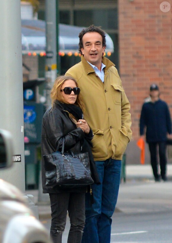 Olivier Sarkozy et sa compagne Mary Kate Olsen se promenent dans les rues de East Village, apres avoir dejeune au restaurant Quartino a New York. Le 18 novembre 2012