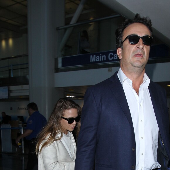 Olivier Sarkozy et sa femme Mary-Kate Olsen arrivent à l'aéroport LAX de Los Angeles le 1er avril 2016.