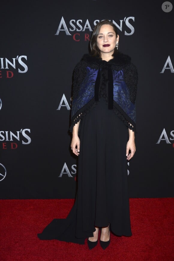Marion Cotillard (enceinte) lors de la première de ''Assassin's Creed'' au AMC Empire à New York, le 13 décembre 2016. © Future-Image via ZUMA Press/Bestimage