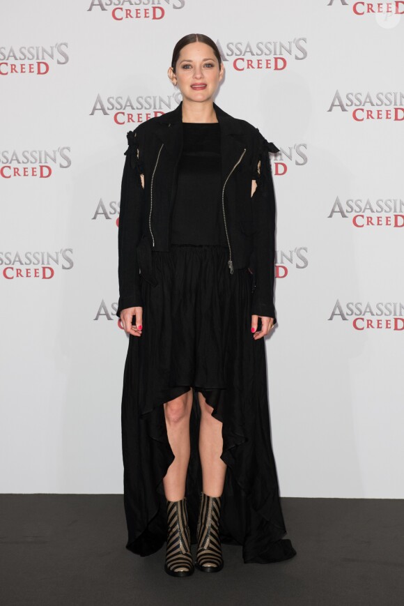 Marion Cotillard enceinte lors du photocall du film "Assas­sin's Creed" au Cafe Moskau à Berlin, le 1er décembre 2016.