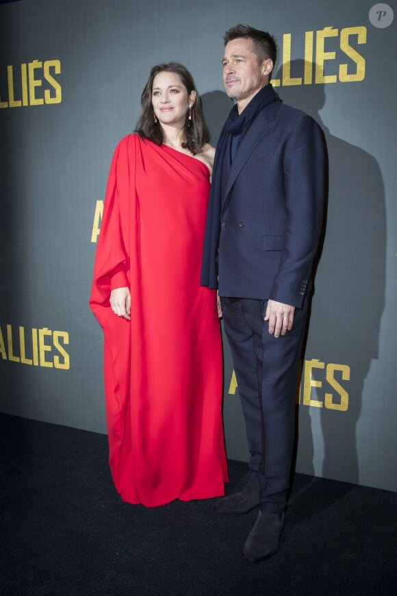 Marion Cotillard (robe Christian Dior) enceinte et Brad Pitt - Avant-première du film "Alliés" au cinéma UGC Normandie à Paris, le 20 novembre 2016. © Olivier Borde/Bestimage