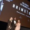 Martin Koolhoven, Dakota Fanning et Emilia Jones - Avant-première du film "Brimstone" au Théâtre Tuschinski à Amsterdam, Pays-Bas, le 9 janvier 2017.