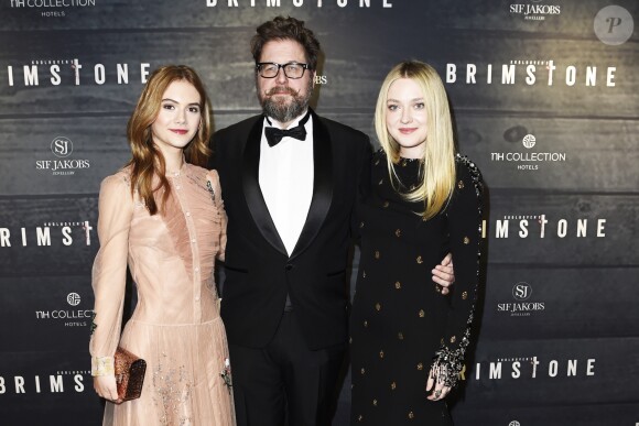 Martin Koolhoven (réalisateur) entre Dakota Fanning et Emilia Jones - Avant-première du film "Brimstone" à Amsterdam, le 9 janvier 2017.