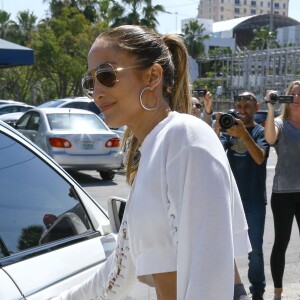 Jennifer Lopez et son nouveau compagnon Alex Rodriguez à la sortie d'un centre de fitness à Miami, le 16 mars 2017.