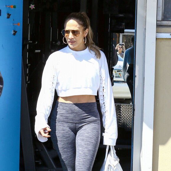 Jennifer Lopez et son nouveau compagnon Alex Rodriguez à la sortie d'un centre de fitness à Miami, le 16 mars 2017.