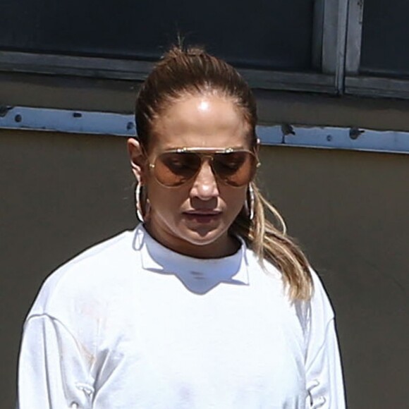 Jennifer Lopez et son nouveau compagnon Alex Rodriguez à la sortie d'un centre de fitness à Miami, le 16 mars 2017.