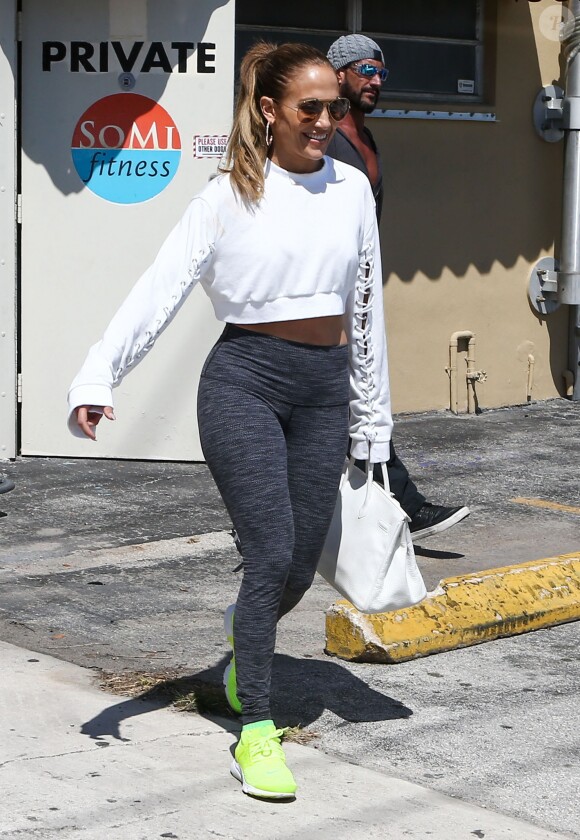 Jennifer Lopez et son nouveau compagnon Alex Rodriguez à la sortie d'un centre de fitness à Miami, le 16 mars 2017.