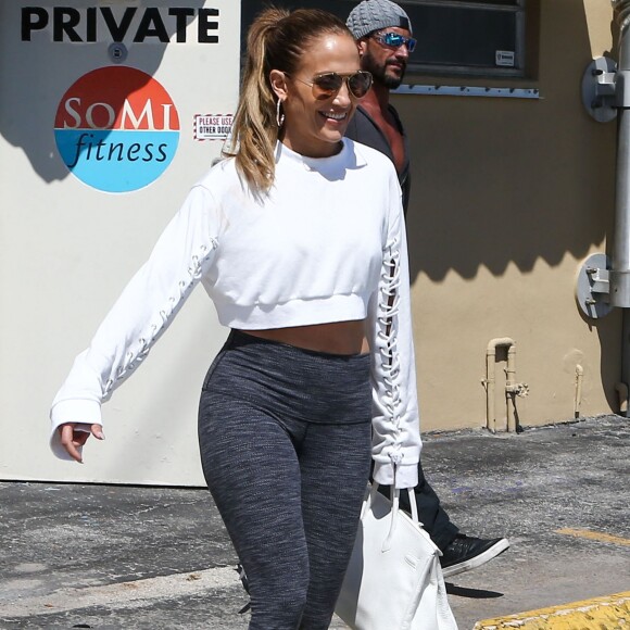 Jennifer Lopez et son nouveau compagnon Alex Rodriguez à la sortie d'un centre de fitness à Miami, le 16 mars 2017.