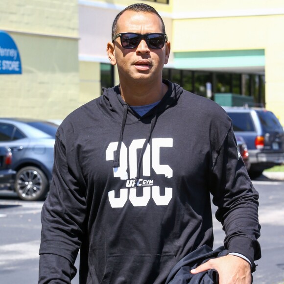 Jennifer Lopez et son nouveau compagnon Alex Rodriguez à la sortie d'un centre de fitness à Miami, le 16 mars 2017.