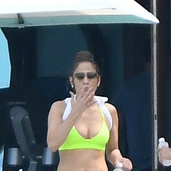 Jennifer Lopez lors de son escapade aux Bahamas avec son nouveau compagnon Alex Rodriguez, le 12 mars 2017.
