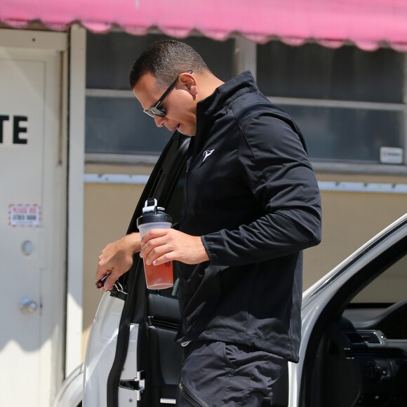 Exclusif - Jennifer Lopez et son nouveau compagnon Alex Rodriguez à la sortie d'un centre de fitness à Miami. Le couple rentre tout juste d'un week-end de 4 jours en amoureux au Bakers Bay Golf & Ocean Club aux Bahamas. Le 15 mars 2017