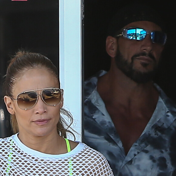 Exclusif - Jennifer Lopez et son nouveau compagnon Alex Rodriguez à la sortie d'un centre de fitness à Miami. Le couple rentre tout juste d'un week-end de 4 jours en amoureux au Bakers Bay Golf & Ocean Club aux Bahamas. Le 15 mars 2017
