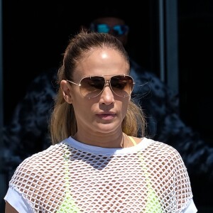 Exclusif - Jennifer Lopez et son nouveau compagnon Alex Rodriguez à la sortie d'un centre de fitness à Miami. Le couple rentre tout juste d'un week-end de 4 jours en amoureux au Bakers Bay Golf & Ocean Club aux Bahamas. Le 15 mars 2017