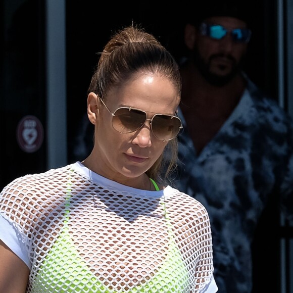 Exclusif - Jennifer Lopez et son nouveau compagnon Alex Rodriguez à la sortie d'un centre de fitness à Miami. Le couple rentre tout juste d'un week-end de 4 jours en amoureux au Bakers Bay Golf & Ocean Club aux Bahamas. Le 15 mars 2017