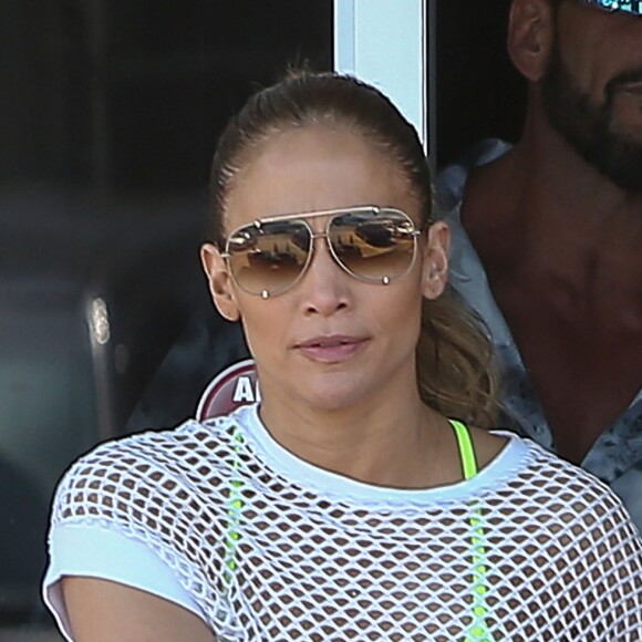 Exclusif - Jennifer Lopez et son nouveau compagnon Alex Rodriguez à la sortie d'un centre de fitness à Miami. Le couple rentre tout juste d'un week-end de 4 jours en amoureux au Bakers Bay Golf & Ocean Club aux Bahamas. Le 15 mars 2017