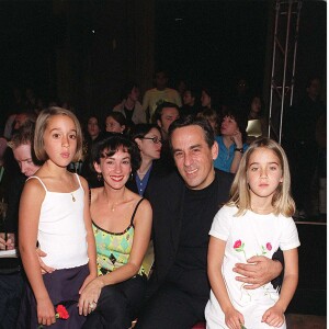 Thierry Ardisson, son ex-femme Béatrice et leurs filles Manon et Nion au défilé Christian Lacroix en juillet 2000