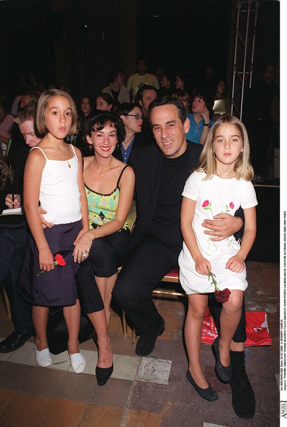 Thierry Ardisson, son ex-femme Béatrice et leurs filles Manon et Nion au défilé Christian Lacroix en juillet 2000