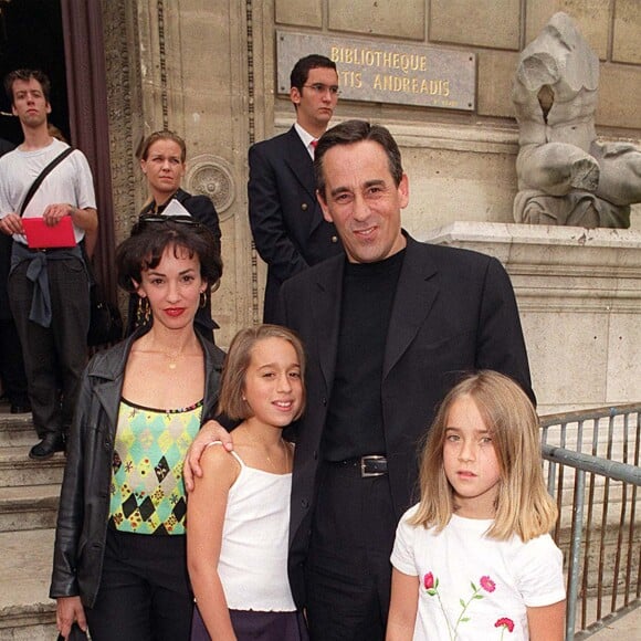 Thierry Ardisson, son ex-femme Béatrice et leurs filles Manon et Nion au défilé Christian Lacroix en juillet 2000