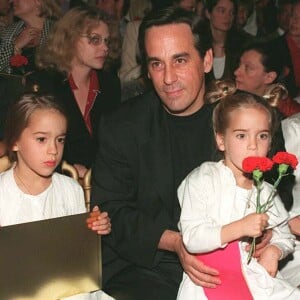 Thierry Ardisson avec ses filles Manon (à gauche) et Ninon au défilé Christian Lacroix en juillet 1996