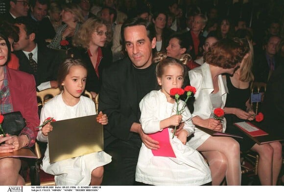 Thierry Ardisson avec ses filles Manon (à gauche) et Ninon au défilé Christian Lacroix en juillet 1996