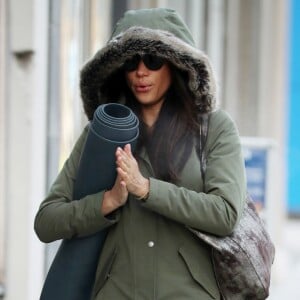 Meghan Markle affronte le froid pour se rendre à son cours de yoga à Toronto, Canada, le 11 mars 2017