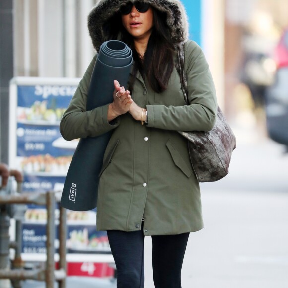 Meghan Markle affronte le froid pour se rendre à son cours de yoga à Toronto, Canada, le 11 mars 2017