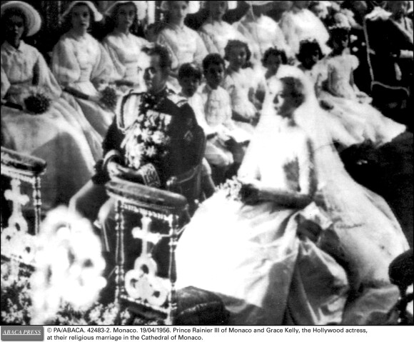 Le mariage religieux en la cathédrale de Monaco de Grace et du prince Rainier III le 19 avril 1956. Grace Kelly, devenue princesse princesse Grace consort de Monaco, porte une robe créée par la costumière Helen Rose et offerte par le studio avec lequel elle est sous contrat, la Metro-Goldwyn Mayer