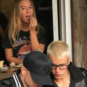 Justin Bieber déjeune en terrasse avec des amis devant une foule de fans à Mosman près de Sydney en Australie le 16 mars 2017.