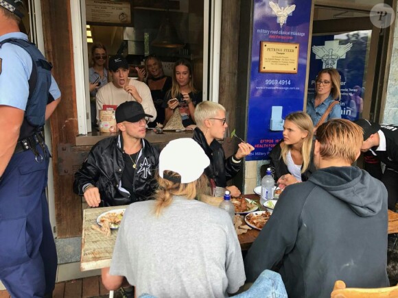 Justin Bieber déjeune en terrasse avec des amis devant une foule de fans à Mosman près de Sydney en Australie le 16 mars 2017.