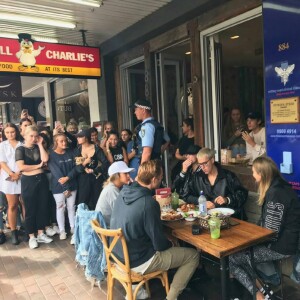 Justin Bieber déjeune en terrasse avec des amis devant une foule de fans à Mosman près de Sydney en Australie le 16 mars 2017.