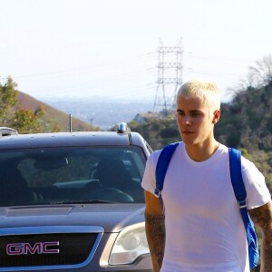 Justin Bieber arrive au volant de sa jeep Mercedes et fait une balade sur les hauteurs de Los Angeles, le 28 février 2017