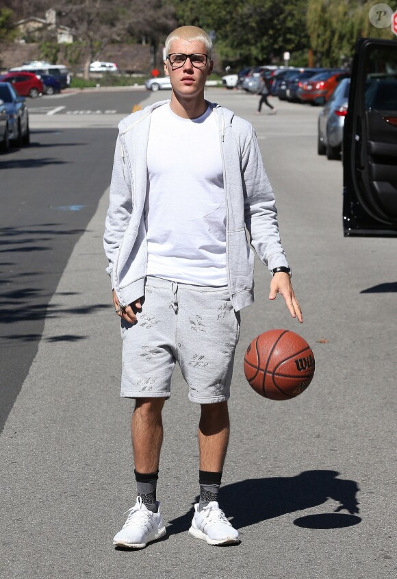 Justin Bieber se promène un ballon de basket à la main à Los Angeles, le 23 février 2017.