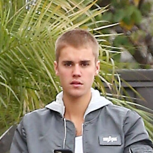 Exclusif - Justin Biebers'est garé sur une place handicapé à la sortie d'un "fast food" Los Angeles le 23 janvier 2017