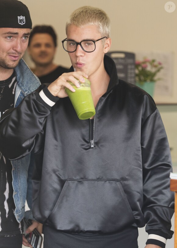 Justin Bieber va déjeuner avec un ami chez Mosman non loin de Sydney, en Australie, le 17 mars 2017